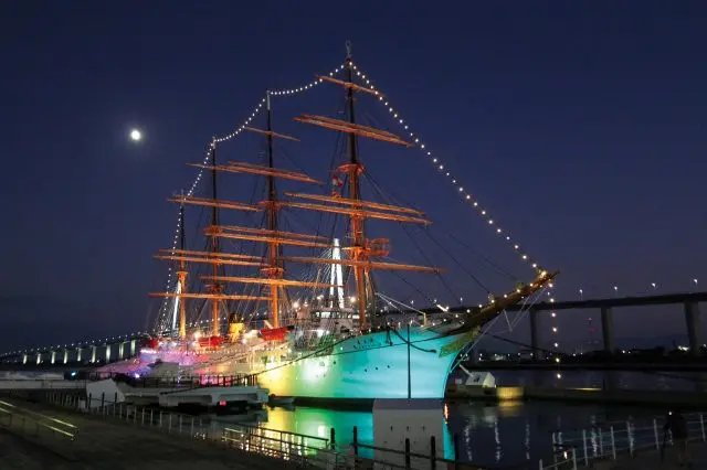 야간 조명 아래의 해왕환(카이오마루)과 신미나토 대교